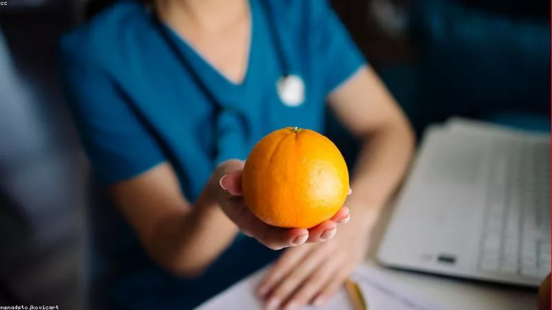 Cách làm dịu cơn ho khan bằng chanh đào chưng đường phèn